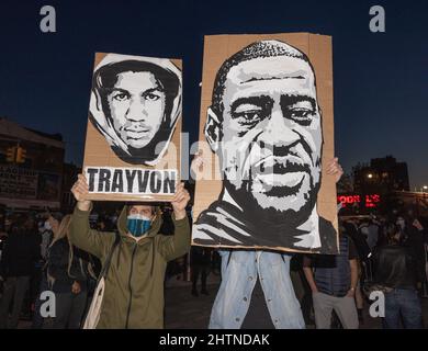 BROOKLYN, NY – 20. April 2021: Demonstranten versammeln sich, nachdem der ehemalige Polizist Derek Chauvin wegen Mordes am Tod von George Floyd verurteilt wurde. Stockfoto