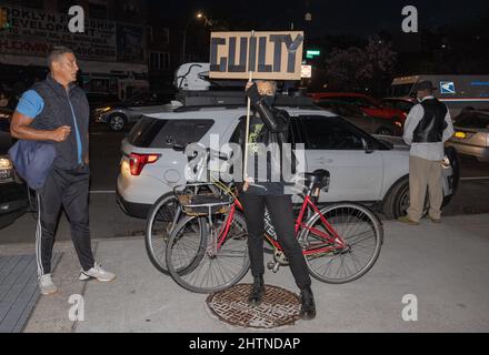 BROOKLYN, NY – 20. April 2021: In Brooklyn wird ein Demonstrator gesehen, nachdem Derek Chauvin wegen Mordes am Tod von George Floyd verurteilt wurde. Stockfoto