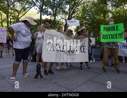 NEW YORK, NY – 5. Juni 2021: Demonstranten versammeln sich in Manhattan, um die New Yorker Gesetzgebung zu drängen, Bewährungsmaßnahmen zu ergreifen. Stockfoto
