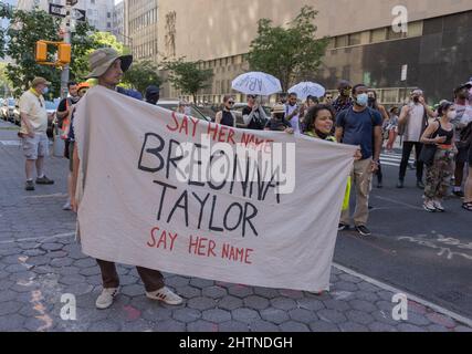 NEW YORK, N.Y. – 5. Juni 2021: Am Geburtstag von Breonna Taylor werden Demonstranten in Manhattan gesehen. Stockfoto