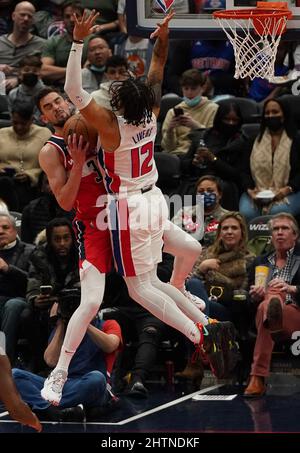 Washington, USA. 01. März 2022. WASHINGTON, DC - 01. MÄRZ: Washington Wizards Wache Tomas Satoransky (31) verklammert sich mit Detroit Pistons nach vorne Isaiah Livers (12) unter dem Korb während eines NBA-Spiels zwischen den Washington Wizards und den Detroit Pistons, am 01. März 2022, in der Capital One Arena in Washington, DC. (Foto von Tony Quinn/SipaUSA) Quelle: SIPA USA/Alamy Live News Stockfoto