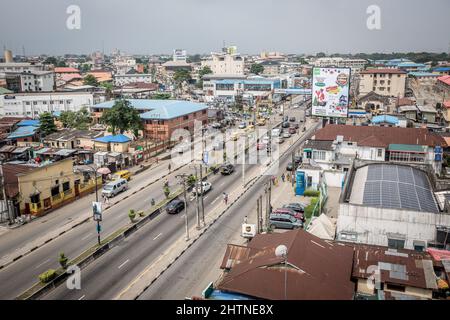 Lagos, Nigeria. 20.. November 2021. Der Blick vom Co-Creation Hub in Yaba, Lagos, einem Gebiet in der nigerianischen Wirtschaftshauptstadt, das einst als „Yabacon Valley“ bezeichnet wurde, weil es in der Region viele Technologie-Start-ups gibt. (Foto: Sally Hayden/SOPA Images/Sipa USA) Quelle: SIPA USA/Alamy Live News Stockfoto