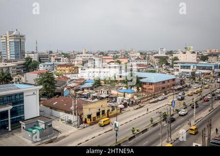 Lagos, Nigeria. 20.. November 2021. Der Blick vom Co-Creation Hub in Yaba, Lagos, einem Gebiet in der nigerianischen Wirtschaftshauptstadt, das einst als „Yabacon Valley“ bezeichnet wurde, weil es in der Region viele Technologie-Start-ups gibt. (Foto: Sally Hayden/SOPA Images/Sipa USA) Quelle: SIPA USA/Alamy Live News Stockfoto