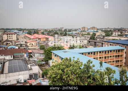 Lagos, Nigeria. 20.. November 2021. Der Blick vom Co-Creation Hub in Yaba, Lagos, einem Gebiet in der nigerianischen Wirtschaftshauptstadt, das einst als „Yabacon Valley“ bezeichnet wurde, weil es in der Region viele Technologie-Start-ups gibt. (Foto: Sally Hayden/SOPA Images/Sipa USA) Quelle: SIPA USA/Alamy Live News Stockfoto