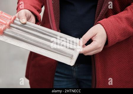 Frau im Baustoffgeschäft kauft Nadfils und Raspeln in verschiedenen Formen Stockfoto