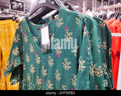 Indische bunte Kleider, Mode stilvolle bunte Kleidung Display in Indian Shopping Mall. Stockfoto