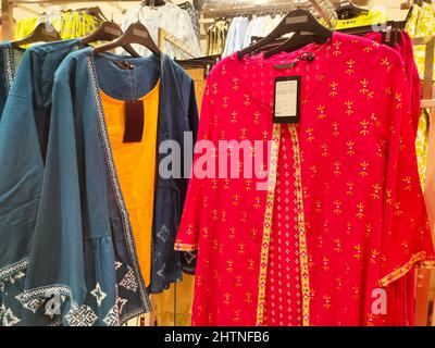 Indische bunte Kleider, Mode stilvolle bunte Kleidung Display in Indian Shopping Mall. Stockfoto