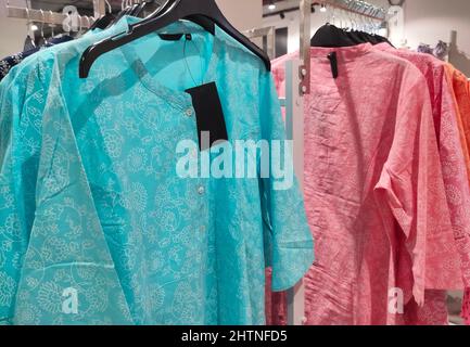 Indische bunte Kleider, Mode stilvolle bunte Kleidung Display in Indian Shopping Mall. Stockfoto