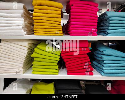 Indische bunte Kleider, Mode stilvolle bunte Kleidung Display in Indian Shopping Mall. Stockfoto