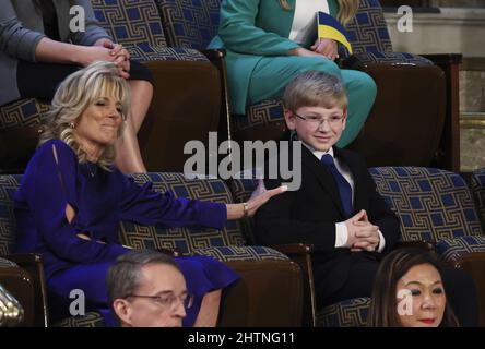 Washington, Usa. 01. März 2022. First Lady Jill Biden erreicht den 13-jährigen Diabetiker und Fürsprecher Joshua Davis aus Midlothian, Virginia, während der Rede von Präsident Joe Biden zur Lage der Union bei einer gemeinsamen Sitzung des US-Kongresses in der Kammer des Repräsentantenhauses im Capitol in Washington, DC, am 1. März 2022. Pool Foto von Evelyn Hockstein/UPI Kredit: UPI/Alamy Live News Stockfoto