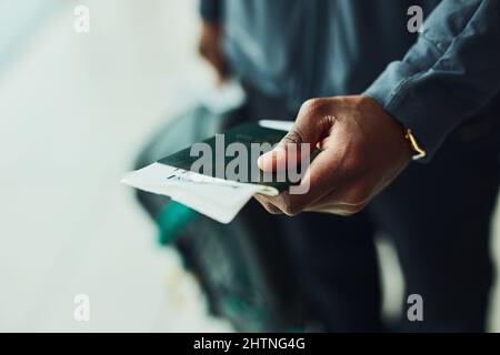 Mein Reisepass schreit, um gestempelt zu werden. Aufnahme einer nicht erkennbaren Person, die seinen Pass in Innenräumen hält. Stockfoto