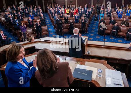 US-Präsident Joe Biden hält seine Rede zur Lage der Union vor einer gemeinsamen Sitzung des Kongresses in der Kammer des Repräsentantenhauses der Vereinigten Staaten auf dem Capitol Hill in Washington, DC, USA 01. März 2022. Die Rede von Präsident Biden findet inmitten der anhaltenden Invasion und Bombardierung der Ukraine durch Russland statt. Kredit: Shawn Thew/Pool über CNP Stockfoto