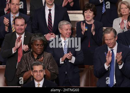 WASHINGTON, DC - 01. MÄRZ: Republikanische Senatoren, darunter Senator Mike Lee (R-UT), Senator Lindsey Graham (R-SC), Senatorin Susan Collins (R-ME), Senator John Thune (R-SD) und die US-Botschafterin bei den Vereinten Nationen Linda Thomas-Greenfield applaudieren, als US-Präsident Joe Biden während einer gemeinsamen Kongresssitzung im US-Kapitolhaus am 01. März 2022 in Washington, DC, die Rede zur Lage der Union hält. Während seiner ersten Rede zur Lage der Union sprach Biden über die Bemühungen seiner Regierung, eine globale Reaktion auf die russische Invasion in der Ukraine anzuführen, die Inflation einzudämmen und das Land aus der Ukraine zu holen Stockfoto