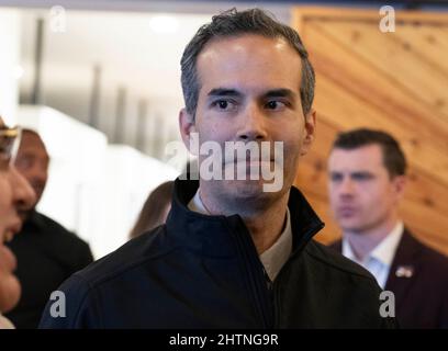 Austin, TX, USA. 1. März 2022. Texas Land Commissioner GEORGE P. BUSH spricht mit der Presse auf einer Vorwahlen-Wachpartei, wo er in einem engen Wettlauf um einen Stichpunkt gegen den amtierenden Generalanwalt Ken Paxton (nicht abgebildet) ist. Paxton wird seit mehreren Jahren wegen Wertpapierbetrugs angeklagt. Bush stammt aus einer langen politischen Dynastie einschließlich seines Vaters Jeb Bush, der Gouverneur von Florida war. (Bild: © Bob Daemmrich/ZUMA Press Wire) Stockfoto