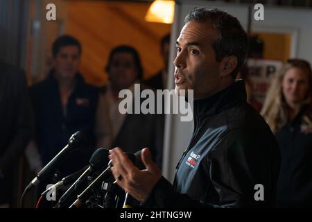 Austin, TX, USA. 1. März 2022. Texas Land Commissioner GEORGE P. BUSH spricht mit der Presse auf einer Vorwahlen-Wachpartei, wo er in einem engen Wettlauf um einen Stichpunkt gegen den amtierenden Generalanwalt Ken Paxton (nicht abgebildet) ist. Paxton wird seit mehreren Jahren wegen Wertpapierbetrugs angeklagt. Bush stammt aus einer langen politischen Dynastie einschließlich seines Vaters Jeb Bush, der Gouverneur von Florida war. (Bild: © Bob Daemmrich/ZUMA Press Wire) Stockfoto