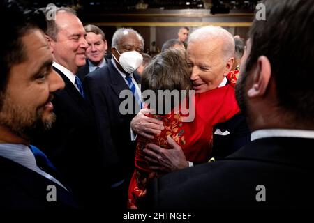 Washington, USA. 03. Januar 2022. US-Präsident Joe Biden begrüßt die Mitglieder des Kongresses, nachdem er am 1. März 2022 im US-Kapitol in Washington, DC, auf einer gemeinsamen Kongresssitzung die Rede zur Lage der Union überreicht hat. (Foto von Pool/Sipa USA) Quelle: SIPA USA/Alamy Live News Stockfoto