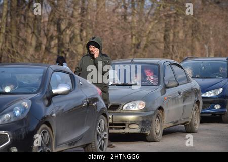 Lviv, Ukraine. 01. März 2022. Eine Schlange von Autos, die zum Schehyni-Checkpoint fahren, um die ukrainisch-polnische Grenze zu überqueren, weil Russland angegriffen hat Tausende von Menschen sind aufgrund des russischen Krieges in der Ukraine zu Zwangsflüchtlingen geworden. Viele Flüchtlinge gehen an die ukrainisch-polnische Grenze. So erstreckte sich die Warteschlange zum Shehyni-Checkpoint über fast 20 Kilometer. Einige Leute warten fünf Tage darauf, die Grenze zu überqueren. Wer die Grenze zu Fuß überqueren will, muss diese fast 20 Kilometer zu Fuß zurücklegen. Kredit: SOPA Images Limited/Alamy Live Nachrichten Stockfoto