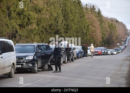 Lviv, Ukraine. 01. März 2022. Eine Schlange von Autos, die zum Schehyni-Checkpoint fahren, um die ukrainisch-polnische Grenze zu überqueren, weil Russland angegriffen hat Tausende von Menschen sind aufgrund des russischen Krieges in der Ukraine zu Zwangsflüchtlingen geworden. Viele Flüchtlinge gehen an die ukrainisch-polnische Grenze. So erstreckte sich die Warteschlange zum Shehyni-Checkpoint über fast 20 Kilometer. Einige Leute warten fünf Tage darauf, die Grenze zu überqueren. Wer die Grenze zu Fuß überqueren will, muss diese fast 20 Kilometer zu Fuß zurücklegen. Kredit: SOPA Images Limited/Alamy Live Nachrichten Stockfoto