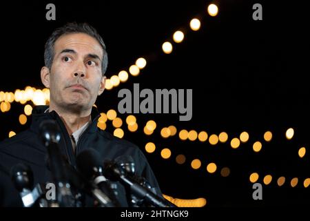 Austin, TX, USA. 1. März 2022. Texas Land Commissioner GEORGE P. BUSH spricht mit der Presse auf einer Vorwahlen-Wachpartei, wo er in einem engen Wettlauf um einen Stichpunkt gegen den amtierenden Generalanwalt Ken Paxton (nicht abgebildet) ist. Paxton wird seit mehreren Jahren wegen Wertpapierbetrugs angeklagt. Bush stammt aus einer langen politischen Dynastie einschließlich seines Vaters Jeb Bush, der Gouverneur von Florida war. (Bild: © Bob Daemmrich/ZUMA Press Wire) Stockfoto