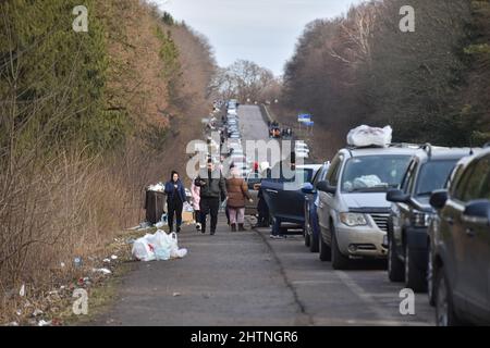 Eine Schlange von Autos, die zum Schehyni-Checkpoint fahren, um die ukrainisch-polnische Grenze zu überqueren, weil Russland angegriffen hat Tausende von Menschen sind aufgrund des russischen Krieges in der Ukraine zu Zwangsflüchtlingen geworden. Viele Flüchtlinge gehen an die ukrainisch-polnische Grenze. So erstreckte sich die Warteschlange zum Shehyni-Checkpoint über fast 20 Kilometer. Einige Leute warten fünf Tage darauf, die Grenze zu überqueren. Wer die Grenze zu Fuß überqueren will, muss diese fast 20 Kilometer zu Fuß zurücklegen. (Foto von Pavlo Palamarchuk/SOPA Images/Sipa USA) Stockfoto