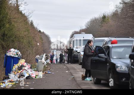 Eine Schlange von Autos, die zum Schehyni-Checkpoint fahren, um die ukrainisch-polnische Grenze zu überqueren, weil Russland angegriffen hat Tausende von Menschen sind aufgrund des russischen Krieges in der Ukraine zu Zwangsflüchtlingen geworden. Viele Flüchtlinge gehen an die ukrainisch-polnische Grenze. So erstreckte sich die Warteschlange zum Shehyni-Checkpoint über fast 20 Kilometer. Einige Leute warten fünf Tage darauf, die Grenze zu überqueren. Wer die Grenze zu Fuß überqueren will, muss diese fast 20 Kilometer zu Fuß zurücklegen. (Foto von Pavlo Palamarchuk/SOPA Images/Sipa USA) Stockfoto