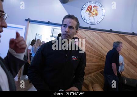 Austin, TX, USA. 1. März 2022. Texas Land Commissioner GEORGE P. BUSH spricht mit der Presse auf einer Vorwahlen-Wachpartei, wo er in einem engen Wettlauf um einen Stichpunkt gegen den amtierenden Generalanwalt Ken Paxton (nicht abgebildet) ist. Paxton wird seit mehreren Jahren wegen Wertpapierbetrugs angeklagt. Bush stammt aus einer langen politischen Dynastie einschließlich seines Vaters Jeb Bush, der Gouverneur von Florida war. (Bild: © Bob Daemmrich/ZUMA Press Wire) Stockfoto