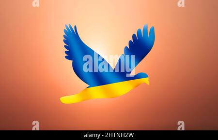 Fliegende Taube mit Ukraine-Flagge bei Sonnenuntergang. Konzept der ukrainischen Freiheit und des Friedens Stockfoto