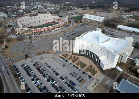 Eine Luftaufnahme der Simon Skjodt Assembly Hall und des Memorial Stadium auf dem Campus der Indiana University, Montag, den 1. März 2022, in Bloomington, Ind Stockfoto