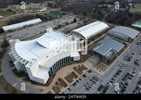 Eine Luftaufnahme der Simon Skjodt Assembly Hall und der Cook Hall auf dem Campus der Indiana University, Montag, den 1. März 2022, in Bloomington, Ind. Der Baugruppe Stockfoto