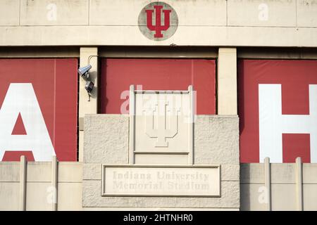 Die Fassade des Memorial Stadions auf dem Campus der Indiana University, Montag, den 1. März 2022, in Bloomington, Ind. Das Stadion ist die Heimat des Indiana Hoo Stockfoto