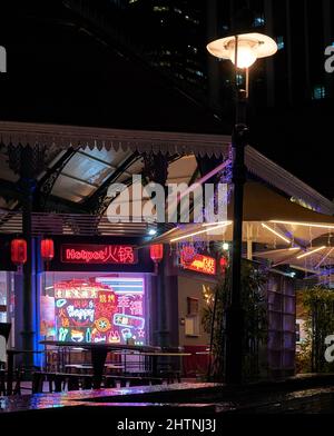 Store Front Neonlichter in Lau Pa Sat, Singapur Stockfoto