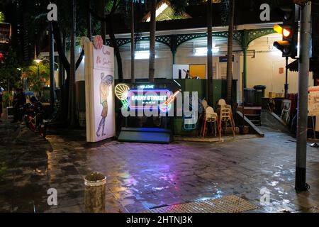 Eingang zur Satay Street in Singapur, Nachtmarkt in Singapur neben Lau Pa Sat. Stockfoto