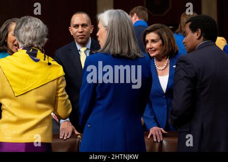 Washington, DC. 1. März 2022. Die Sprecherin des US-Repräsentantenhauses, Nancy Pelosi (D-CA) (2 R), spricht mit der Vertreterin Lisa Blunt Rochester (D-DE), von links, der Vertreterin Hakeem Jeffries (D-NY), der Vertreterin Katherine Clark (D-MA), Und Vertreter Joe Neguse (D-CO) vor US-Präsident Joe Bidens Rede zur Lage der Union bei einer gemeinsamen Kongresssitzung im US-Kapitol in Washington, DC, am 1. März 2022. Quelle: Saul Loeb/Pool via CNP/dpa/Alamy Live News Stockfoto