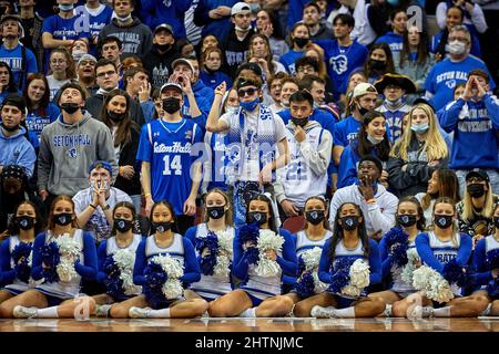 Newark, New Jersey, USA. 19.. Februar 2022. Seton Hall Pirates Studenten, Cheerleader und Fans während der Big East Action zwischen den Seton Hall Pirates und den DePaul Blue Demons im Prudential Center in Newark, New Jersey am Samstag, 19. Februar 2022. Seton Hall besiegte DePaul 66-64. Duncan Williams/CSM/Alamy Live News Stockfoto