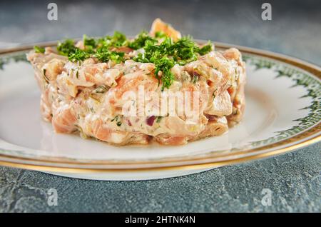 Erstaunliche frische und geräucherte Lachsartare. Französisches Gourmetessen. Stockfoto