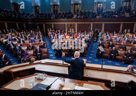 US-Präsident Joe Biden hält seine Rede zur Lage der Union vor einer gemeinsamen Sitzung des Kongresses in der Kammer des Repräsentantenhauses der Vereinigten Staaten auf dem Capitol Hill in Washington, DC, USA 01. März 2022. Die Rede von Präsident Biden findet inmitten der anhaltenden Invasion und Bombardierung der Ukraine durch Russland statt. Foto von Shawn Thew/Pool/ABACAPRESS.COM Stockfoto