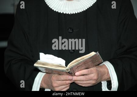 Ein Priester liest aus der bibel. Stockfoto