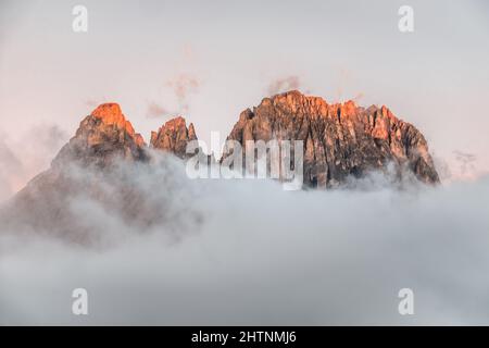 Wunderschöne Aufnahme von Nebel und Wolken über den Dolomiten Stockfoto