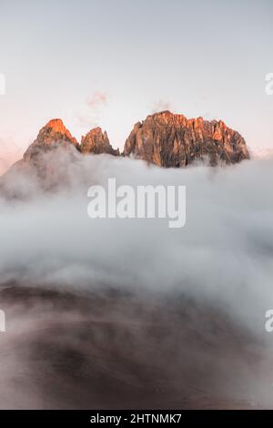 Wunderschöne Aufnahme von Nebel und Wolken über den Dolomiten Stockfoto