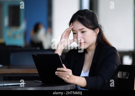 Konzept Burnout-Syndrom. Geschäftsfrau fühlt sich unbehaglich am Arbeiten. Die durch Stress, durch erfolglose Arbeit und weniger Ruhe angesammelt wird Stockfoto