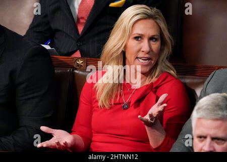 Der Republikaner Marjorie Taylor Greene, R-Ga., spricht, während Präsident Joe Biden am Dienstag, den 1. März 2022, im Capitol in Washington seine erste Rede zur Lage der Union auf einer gemeinsamen Kongresssitzung hält. Quelle: J. Scott Applewhite/Pool via CNP Stockfoto