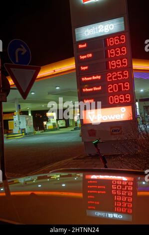 Düsseldorf, Deutschland. 02. März 2022. Eine Tafel vor einer Tankstelle zeigt die aktuellen Kraftstoffpreise an. Quelle: Henning Kaiser/dpa/Alamy Live News Stockfoto