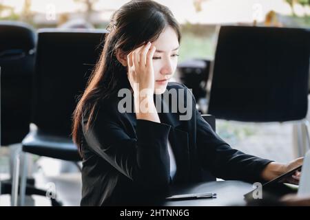 Konzept Burnout-Syndrom. Geschäftsfrau fühlt sich unbehaglich am Arbeiten. Die durch Stress, durch erfolglose Arbeit und weniger Ruhe angesammelt wird Stockfoto
