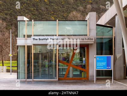 Eingang zum schottischen Parlamentsgebäude in Holyrood, Edinburgh, Schottland, Großbritannien Stockfoto