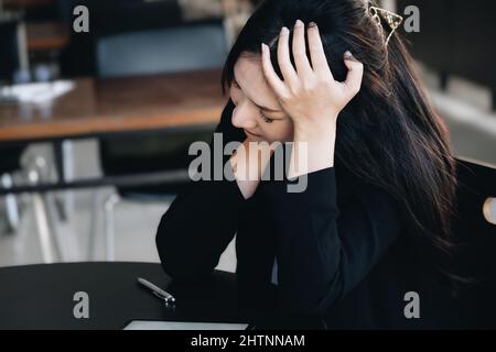Konzept Burnout-Syndrom. Geschäftsfrau fühlt sich unbehaglich am Arbeiten. Die durch Stress, durch erfolglose Arbeit und weniger Ruhe angesammelt wird Stockfoto