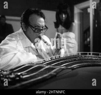 ORSON WELLES und MONA CHONG am Set offen während der Dreharbeiten von I'LL NEVER FORGET WHAT'S'ISNAME 19678 Regisseur MICHAEL GEWINNER Schriftsteller Peter Draper Scimitar Productions / Universal Picters Stockfoto