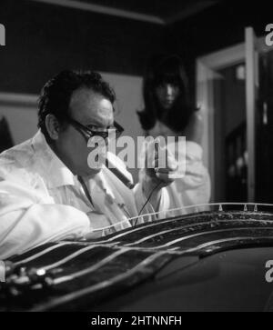 ORSON WELLES und MONA CHONG am Set offen während der Dreharbeiten von I'LL NEVER FORGET WHAT'S'ISNAME 19678 Regisseur MICHAEL GEWINNER Schriftsteller Peter Draper Scimitar Productions / Universal Picters Stockfoto