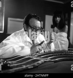 ORSON WELLES und MONA CHONG am Set offen während der Dreharbeiten von I'LL NEVER FORGET WHAT'S'ISNAME 19678 Regisseur MICHAEL GEWINNER Schriftsteller Peter Draper Scimitar Productions / Universal Picters Stockfoto