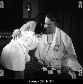 ORSON WELLES und MONA CHONG am Set offen während der Dreharbeiten von I'LL NEVER FORGET WHAT'S'ISNAME 19678 Regisseur MICHAEL GEWINNER Schriftsteller Peter Draper Scimitar Productions / Universal Picters Stockfoto