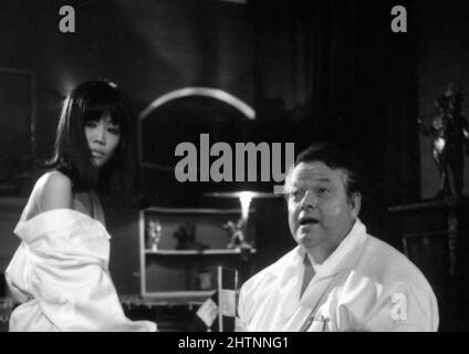 ORSON WELLES und MONA CHONG am Set offen während der Dreharbeiten von I'LL NEVER FORGET WHAT'S'ISNAME 19678 Regisseur MICHAEL GEWINNER Schriftsteller Peter Draper Scimitar Productions / Universal Picters Stockfoto